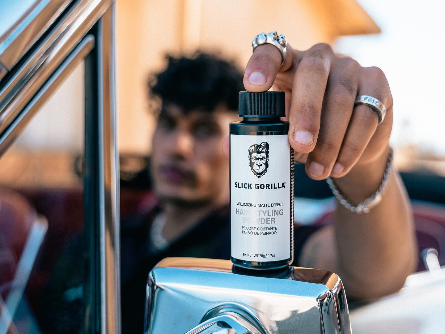 Revoluce v objemu: Proč je Slick Gorilla Hair Powder tajnou zbraní vašeho barbera?