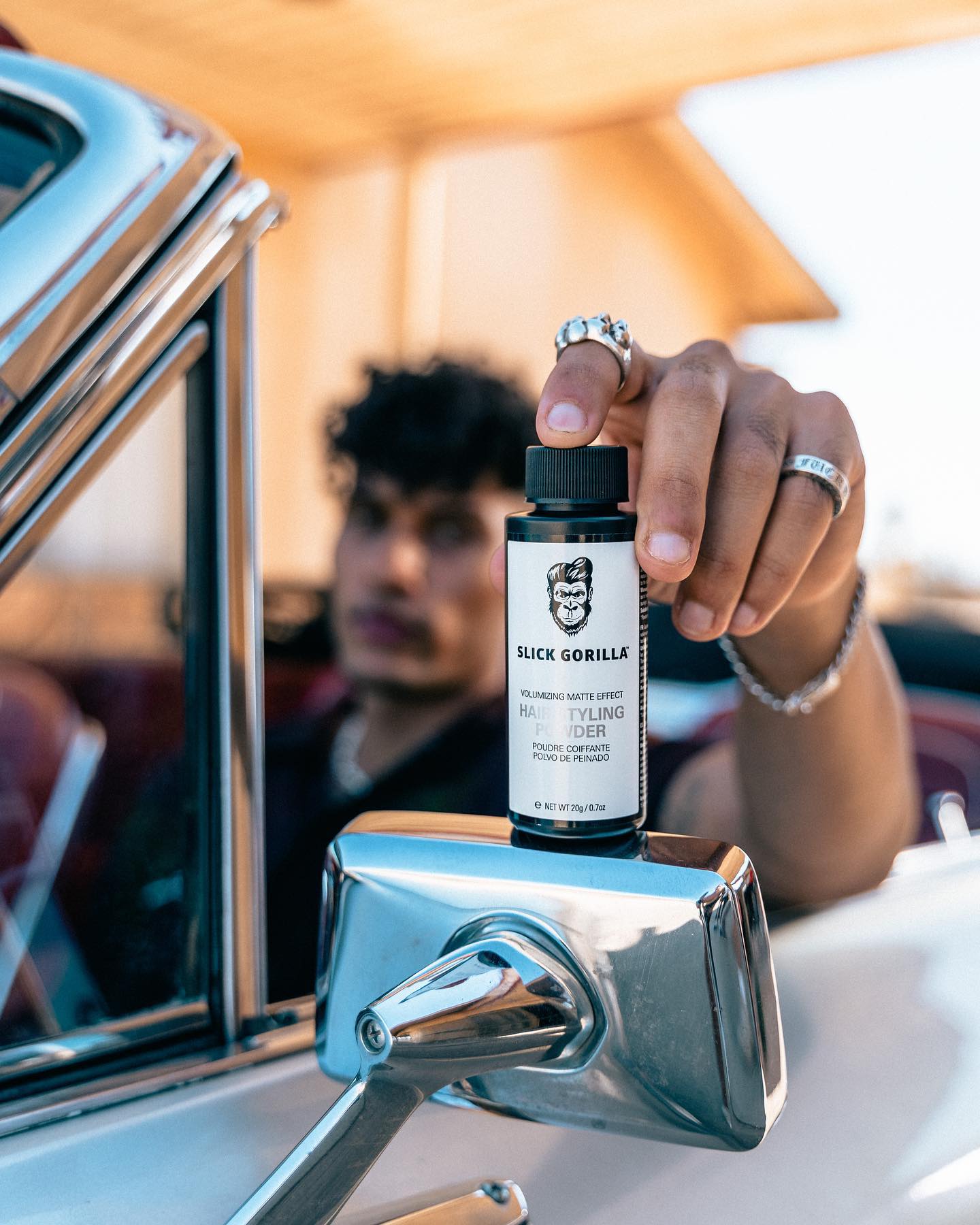 Revoluce v objemu: Proč je Slick Gorilla Hair Powder tajnou zbraní vašeho barbera?