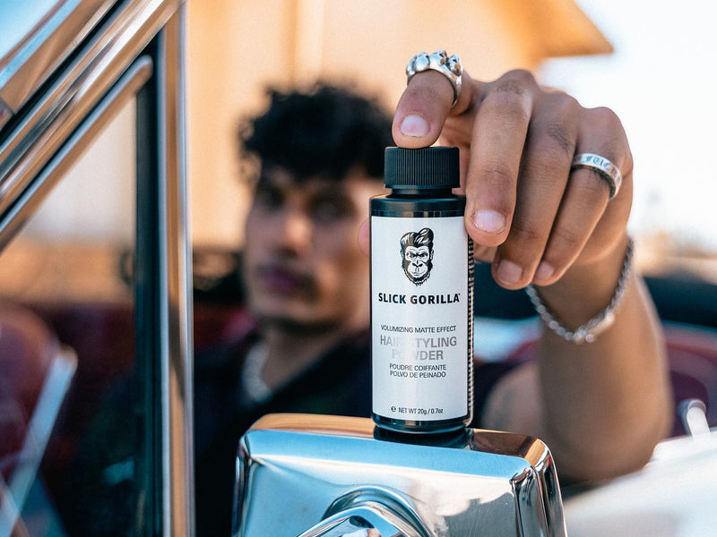 Revoluce v objemu: Proč je Slick Gorilla Hair Powder tajnou zbraní vašeho barbera?