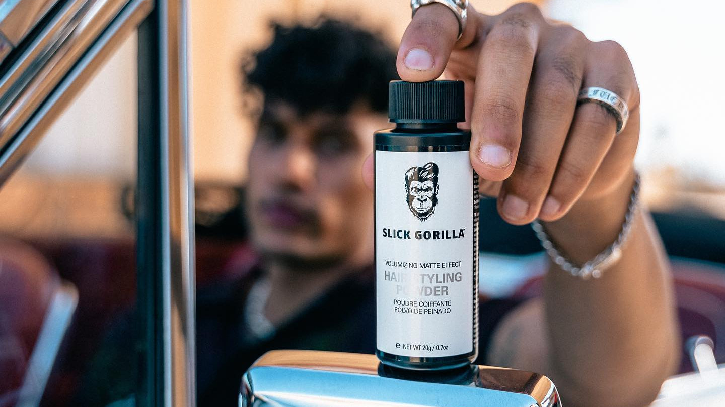 Revoluce v objemu: Proč je Slick Gorilla Hair Powder tajnou zbraní vašeho barbera?